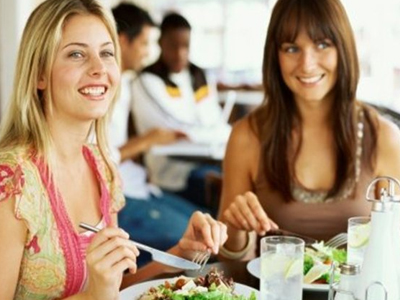 Τα συστηματικά γεύματα εκτός σπιτιού μάς παχαίνουν