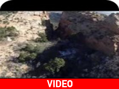 Πτήση wingsuit μέσα από φαράγγι