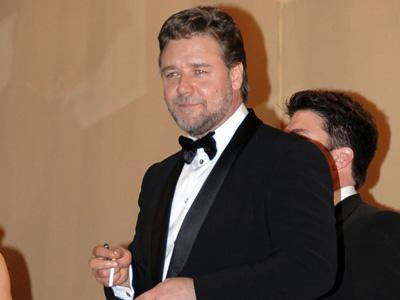 «Όχι, ο Russell Crowe ζει»