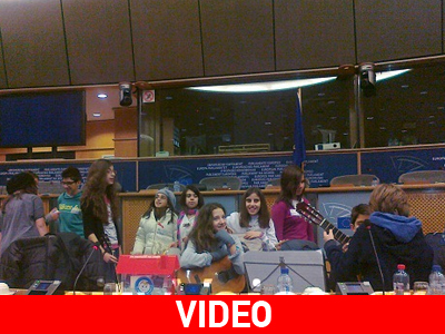Ελληνόπουλα είπαν τα κάλαντα στο Ευρωκοινοβούλιο
