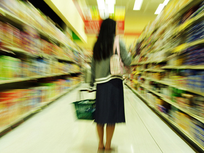 «Πρωτιά» της Ελλάδας στη μείωση της καταναλωτικής δαπάνης