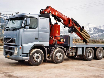 Επιτέθηκαν με πέτρες σε γερανοφόρο