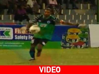 Τερματοφύλακας σκοράρει από το ένα τέρμα στο άλλο