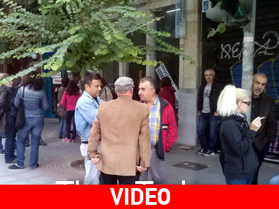 Οι μαθητές κάνουν παρέλαση και οι καθηγητές… διαδηλώνουν