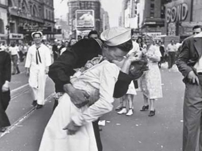 Θα τους τιμήσουν με ένα φιλί