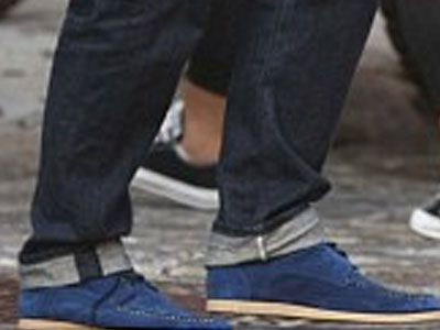 Ποιος τραγουδιστής φοράει μπλε παπούτσια;