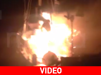 Ιστιοφόρο τυλίχθηκε στις φλόγες την ώρα που ο καπετάνιος κοιμόταν