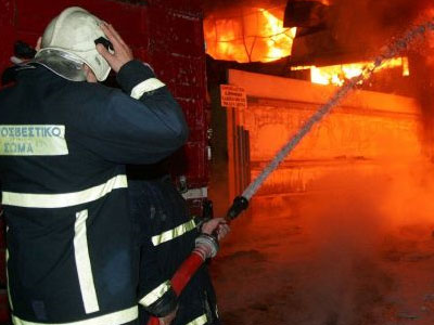 Στις φλόγες βιοτεχνία ενδυμάτων στη Θεσσαλονίκη