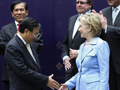 Hillary: Στόχος οι στενές σχέσεις με το Βιετνάμ