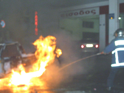 Πυρκαγιά σε Ι.Χ στα Εξάρχεια