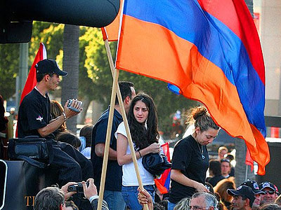 Ηχηρή διαδήλωση κρούει τον “κώδωνα” στην αρμενική κυβέρνηση
