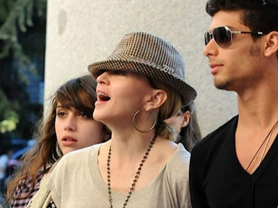 Μ’ ένα σμπάρο…δυό τρυγόνια για την Madonna