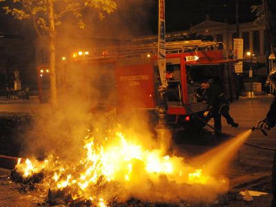 Απανθρακώθηκαν τρία άτομα μέσα σε Ι.Χ