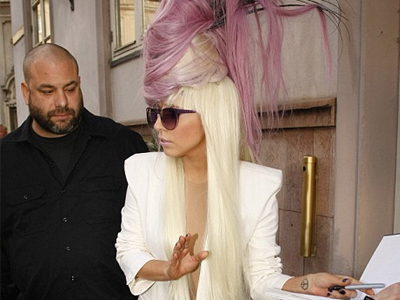 Εκκεντρικές εμφανίσεις και στη Δανία για τη Lady Gaga