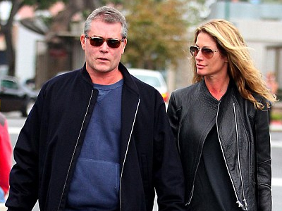 Η γοητευτική συνοδός του Ray Liotta