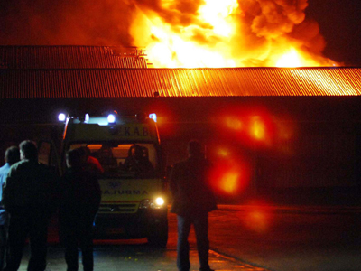 Υπό έλεγχο η φωτιά σε συνεργείο αμαξωμάτων στη Μαγούλα
