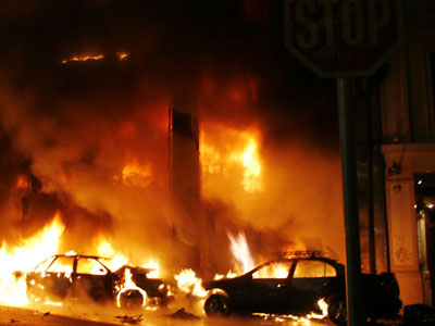 Πυρκαγιά σε δύο αυτοκίνητα στο Κερατσίνι