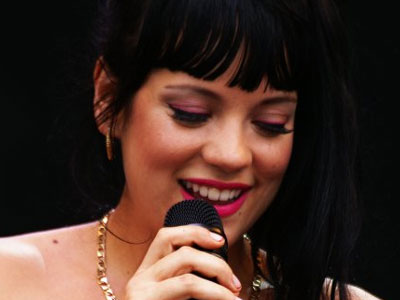 Συνεχίζει ακάθεκτη η Lilly Allen