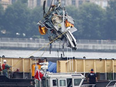 Συνεχίζονται οι έρευνες στον ποταμό Hudson