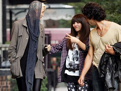 Βόλτα με τον μπαμπά της!