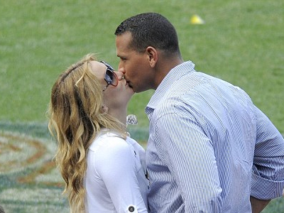 Επιτέλους… και το δημόσιο φιλί