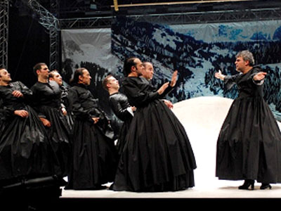 «Οκτώ γυναίκες» του Ρομπέρ Τομά