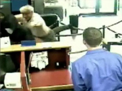 Πολίτης παίρνει το νόμο στα χέρια του