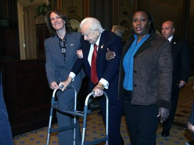 Στο νοσοκομείο… ο μακροβιότερος γερουσιαστής