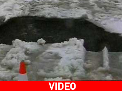 «Άνοιξε» η γη και «κατάπιε» απορριμματοφόρο «Άνοιξε» η γη και «κατάπιε» απορριμματοφόρο