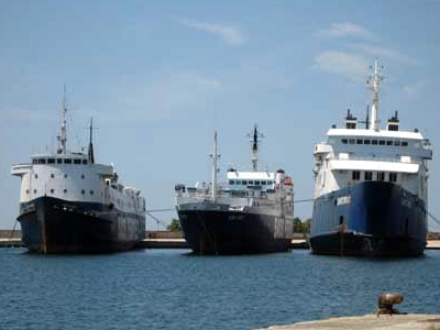 Aπομακρύνονται 16 παροπλισμένα πλοία από το Πέραμα