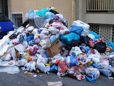 Υπαίθριοι… σκουπιδότοποι στην Πάτρα