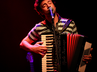 Ο Κωστής Μαραβέγιας με τη μπάντα του