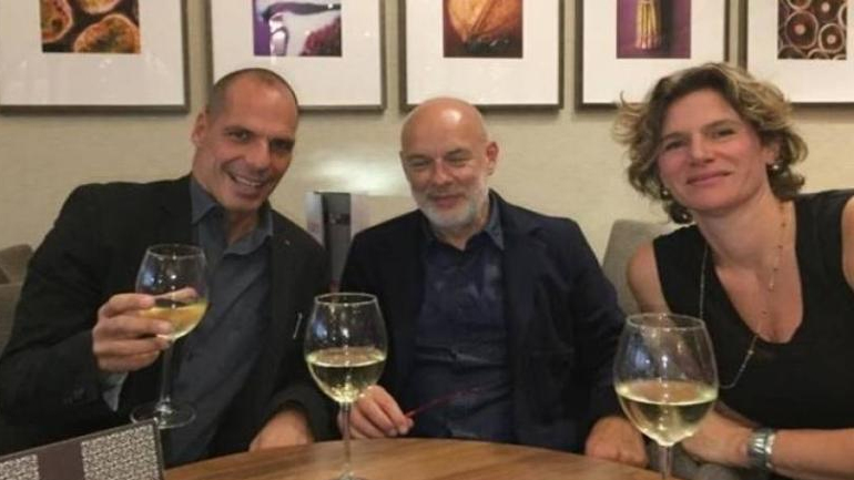 O Bαρουφάκης έπινε κρασάκι την ώρα του debate