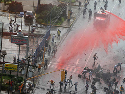 Κλιμάκωση των κινητοποιήσεων διεμήνυσαν οι υποστηρικτές του Zelaya