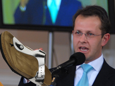 Πέταξε το σανδάλι της στον υποψήφιο πρόεδρο της Κολομβίας