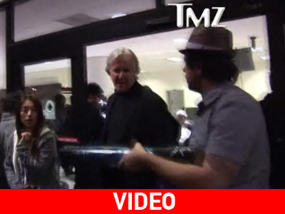 Ο James Cameron «στόλισε» θαυμαστή του Ο James Cameron «στόλισε» θαυμαστή του