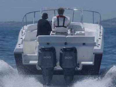 Σκάφος παρέσυρε και τραυμάτισε λουόμενο