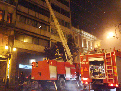 Πυρκαγιά σε πολυκατοικία στα Πετράλωνα