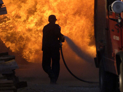 Yπο έλεγχο η πυρκαγιά στο κηροπλαστείο της Χαλκίδας