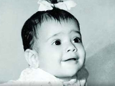 Δείτε ποια star κρύβεται πίσω από την παιδική φωτογραφία