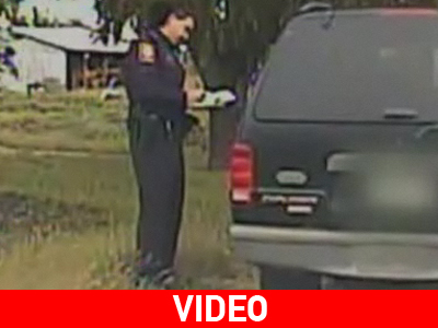 Γάτα παρεμποδίζει αστυνομικό επί τω έργω…