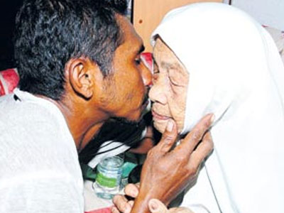 Υπεραιωνόβια γυναίκα μόνη ψάχνει…