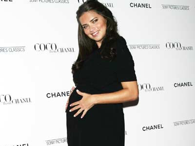 Η φουσκωμένη κοιλίτσα της Adriana Lima