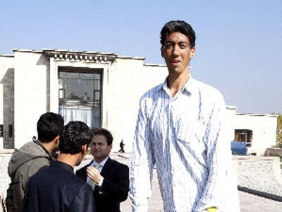 Μία νύφη… για τον -2,46μ. ύψους- γαμπρό