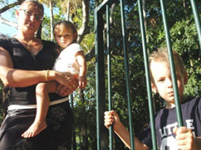 Κρατούσε όμηρο το παιδί της…για μία πίτσα