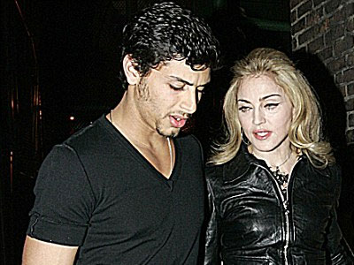 Παντρεύεται η Madonna;