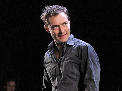 Μάγεψε ο Jude Law…