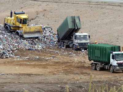 Το φορτηγό ξεφόρτωνε βιομηχανικά απόβλητα…