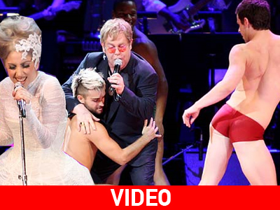 Ο Elton, η Lady Gaga και οι ημίγυμνοι χορευτές