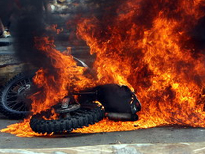 Φωτιά σε 2 μηχανάκια στη Θεσσαλονίκη